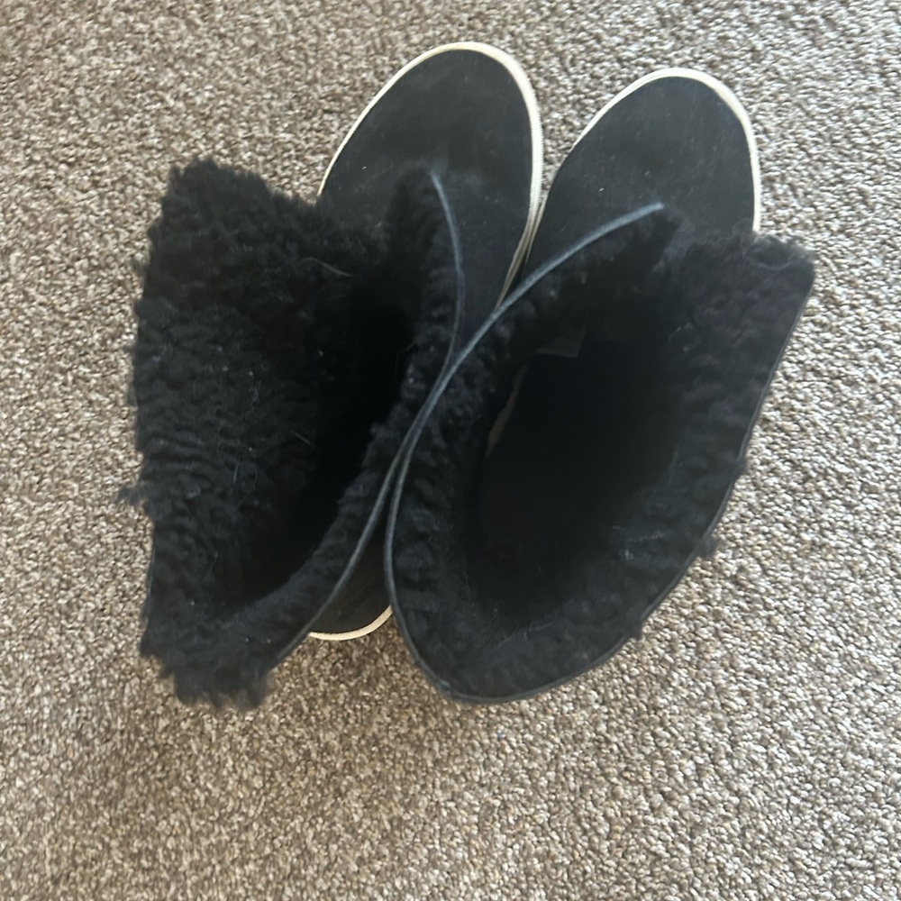Ugg boots. Lynus shearling. Worn briefly about 3 times. Cute!